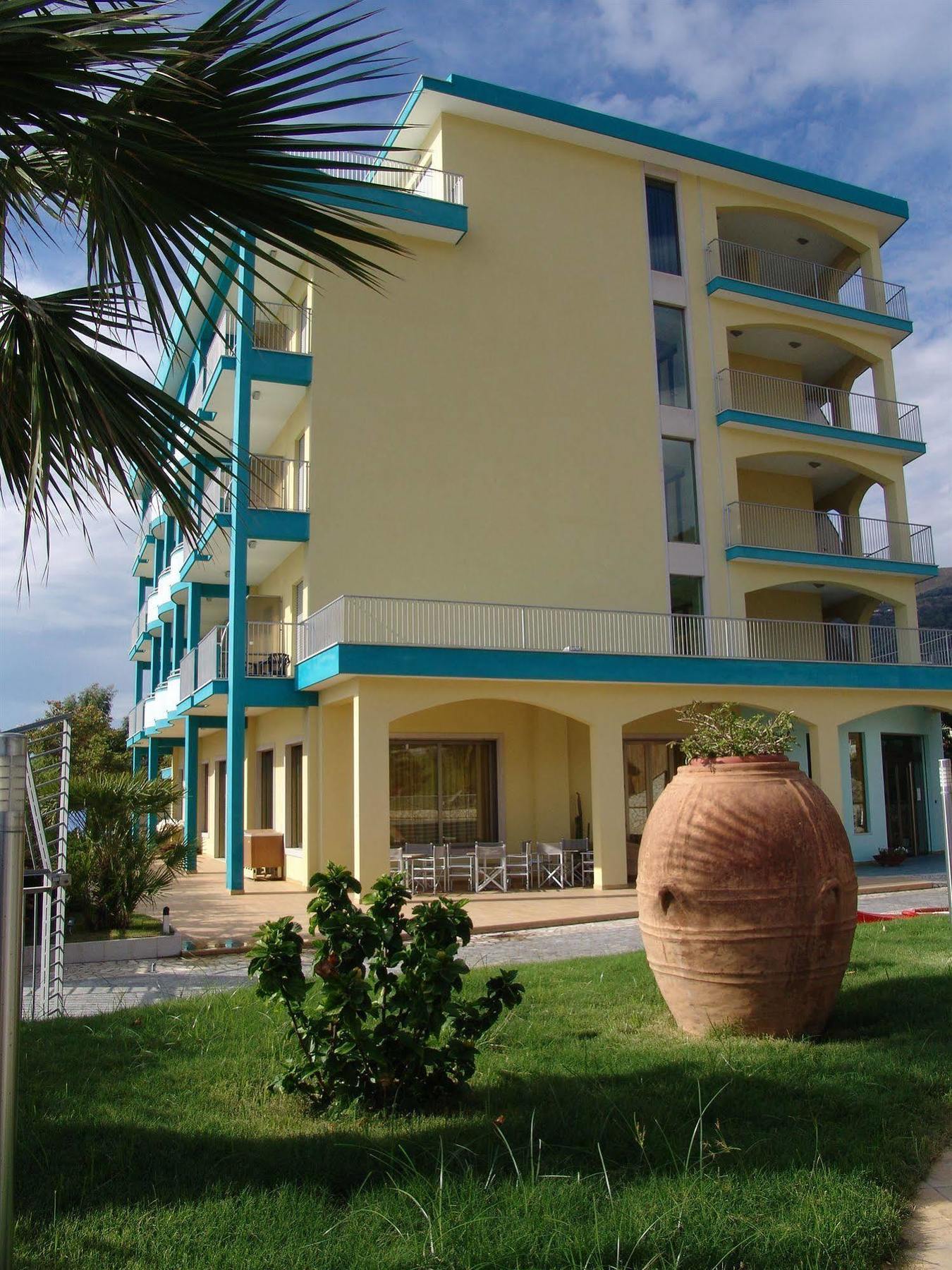 Meridian Hotel جارديا بيمونتيس تيرمي المظهر الخارجي الصورة